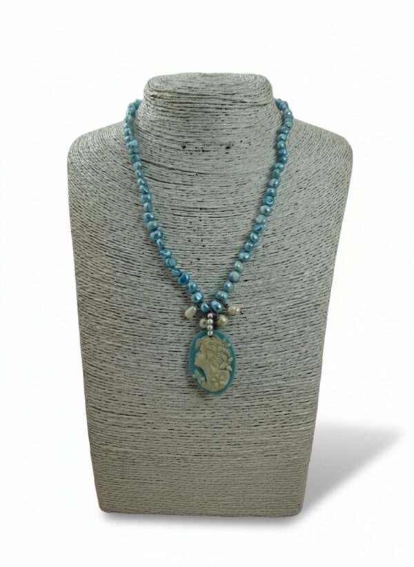 Collana Stile Positano con Cammeo Azzurro e Perle - immagine 4