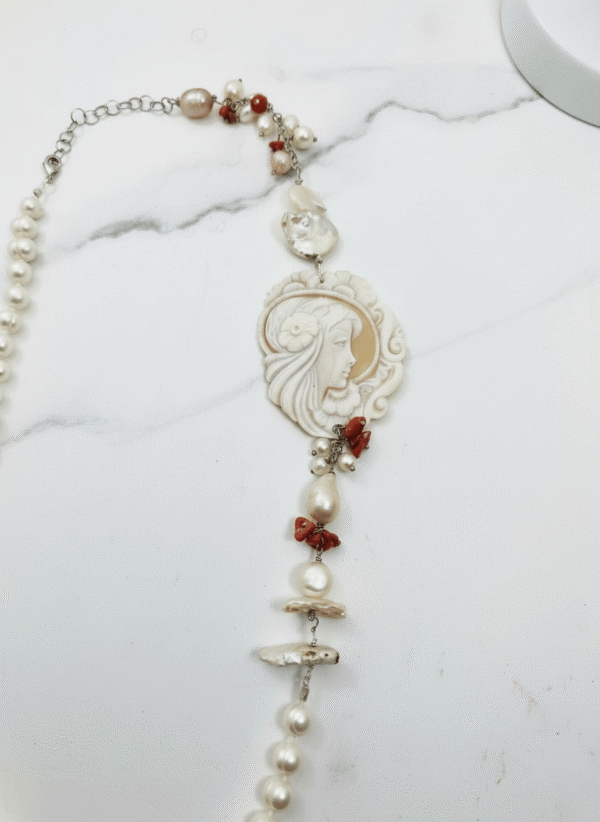 Collana Asimmetrica con Cammeo Originale e Perle - immagine 3