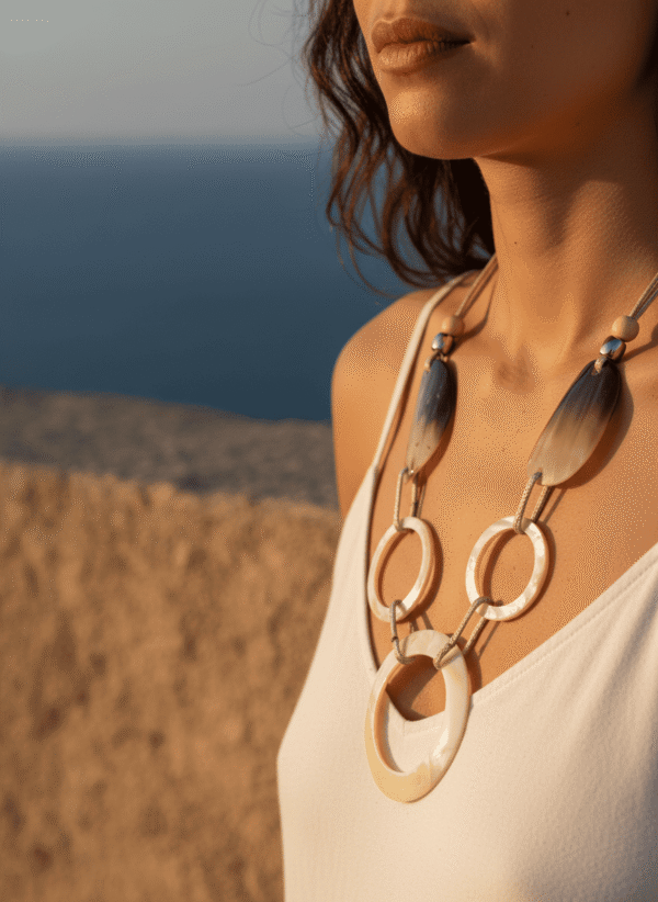 Collana Lunga Etnica in Corno e Madreperla - immagine 2