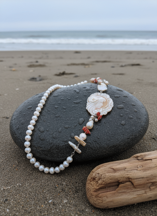 Collana Asimmetrica con Cammeo Originale e Perle - immagine 5