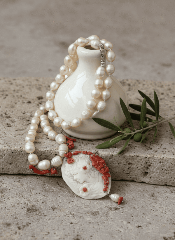Collana Gran Dama con Cammeo, Perle e Corallo - immagine 2
