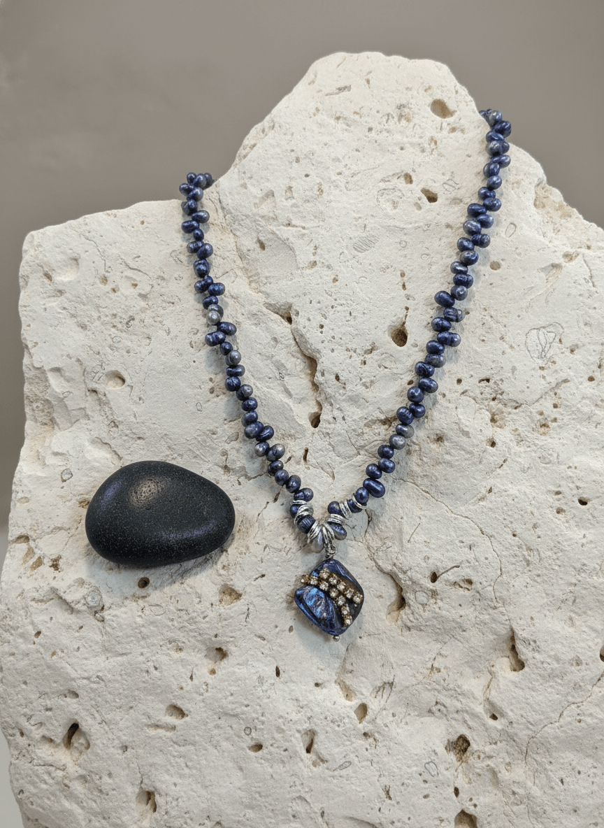 Collana Notte Stellata in Perle Blu e Madreperla - immagine 3