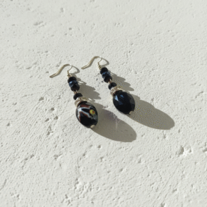 Orecchini Asimmetrici in Vetro di Murano e Cristalli Neri