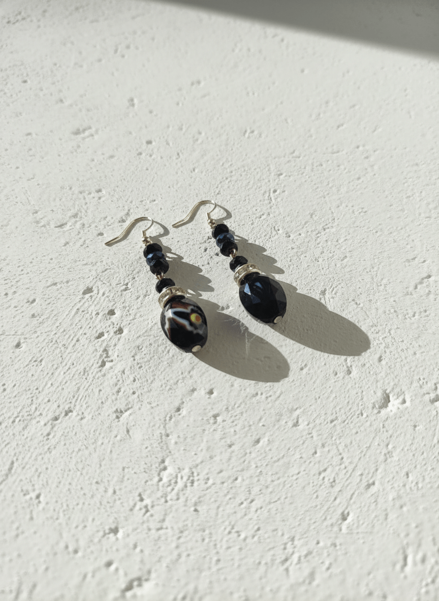 Orecchini Asimmetrici in Vetro di Murano e Cristalli Neri - immagine 2