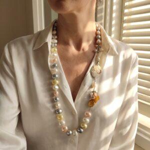 Collana Lunga con Perle Barocche Multicolor e Cammeo
