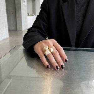 Anello Statement con Tre Perle Barocche e Design Organico