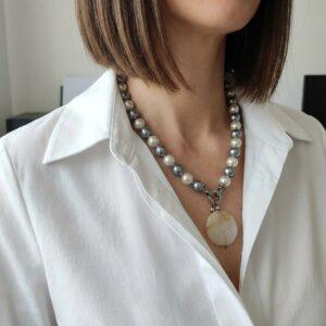 Collana Madreperla Grigia e Bianca con Chiusura Laterale in Quarzo