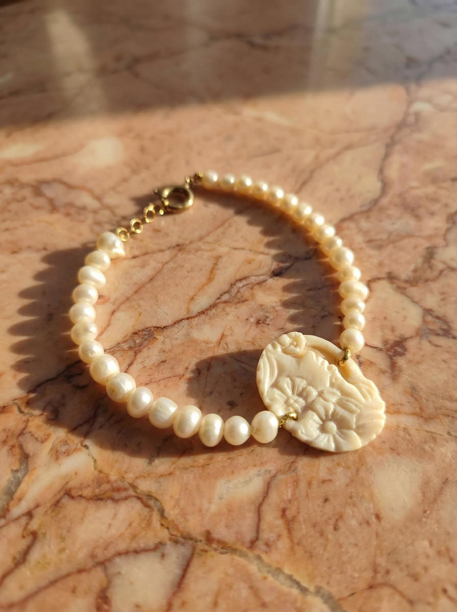 Bracciale di Perle di Fiume con Cammeo Sardonico Figurativo - immagine 3