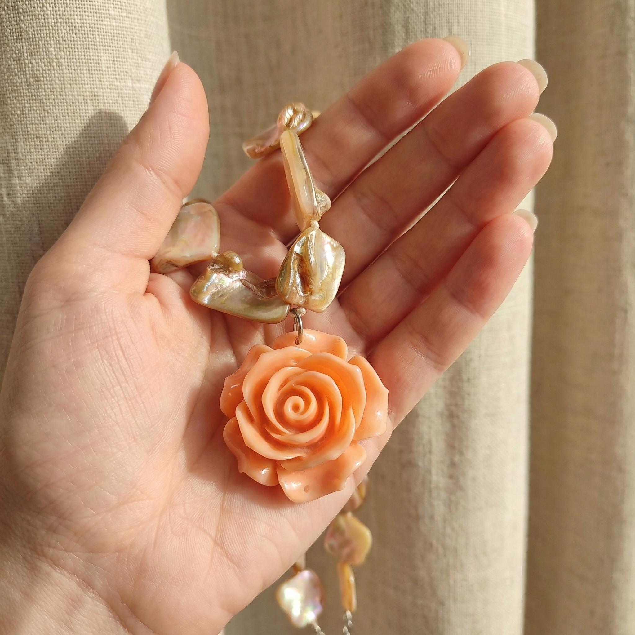 Girocollo Madreperla Rosa Antico con Rosa in Resina - immagine 5