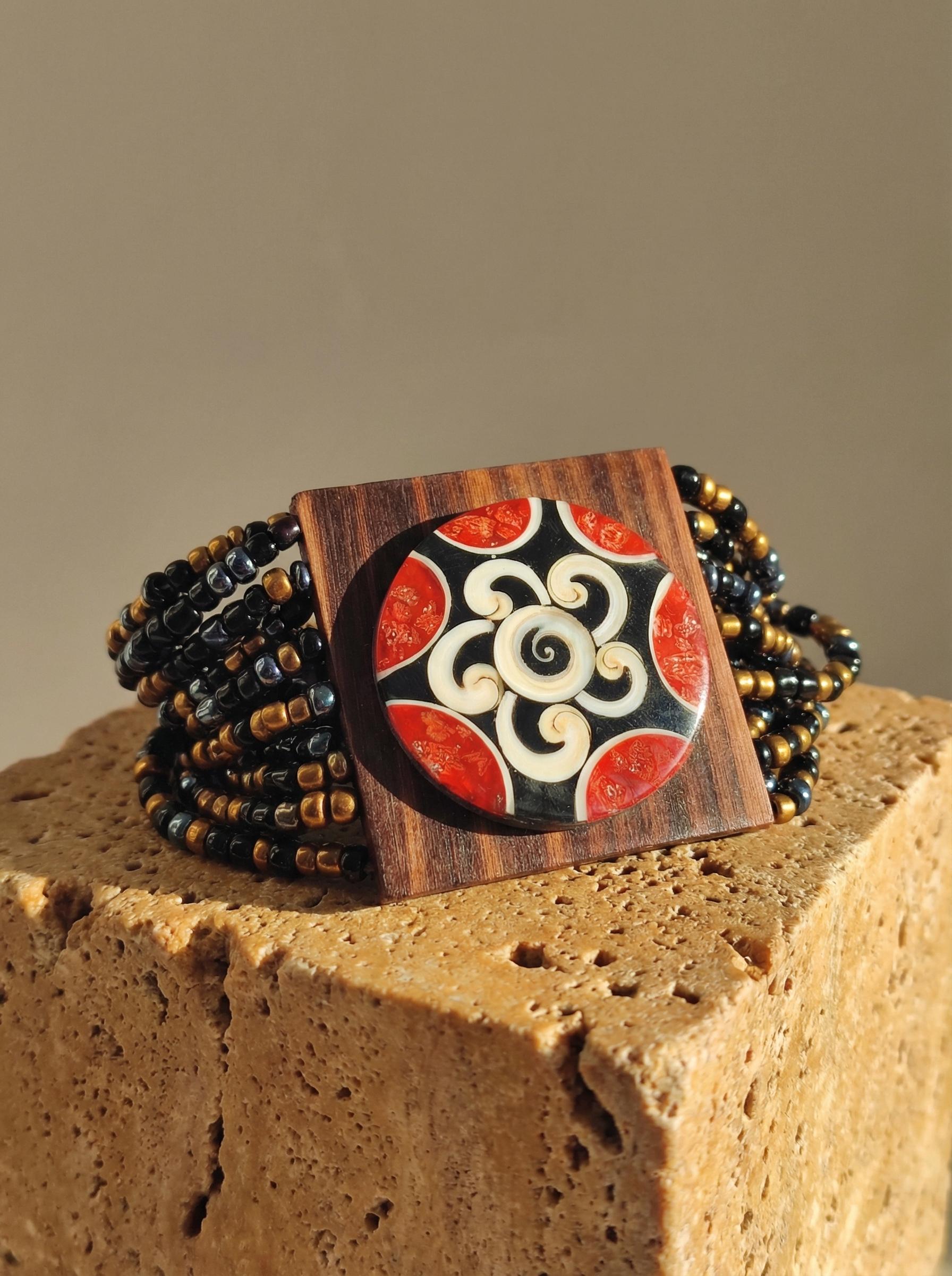 Bracciale a Fascia in Legno e Microperline Etniche - immagine 4