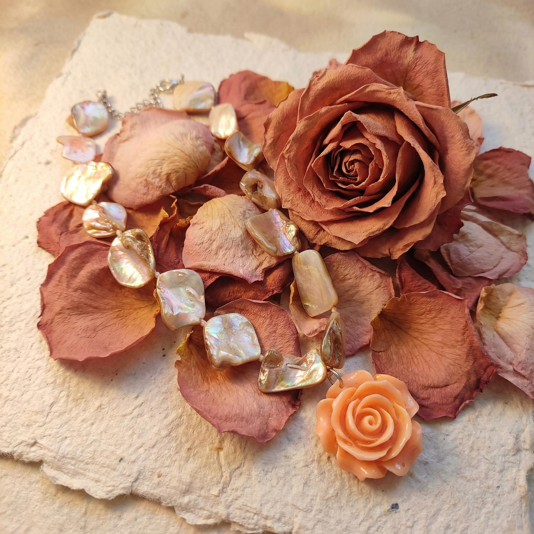 Girocollo Madreperla Rosa Antico con Rosa in Resina - immagine 2