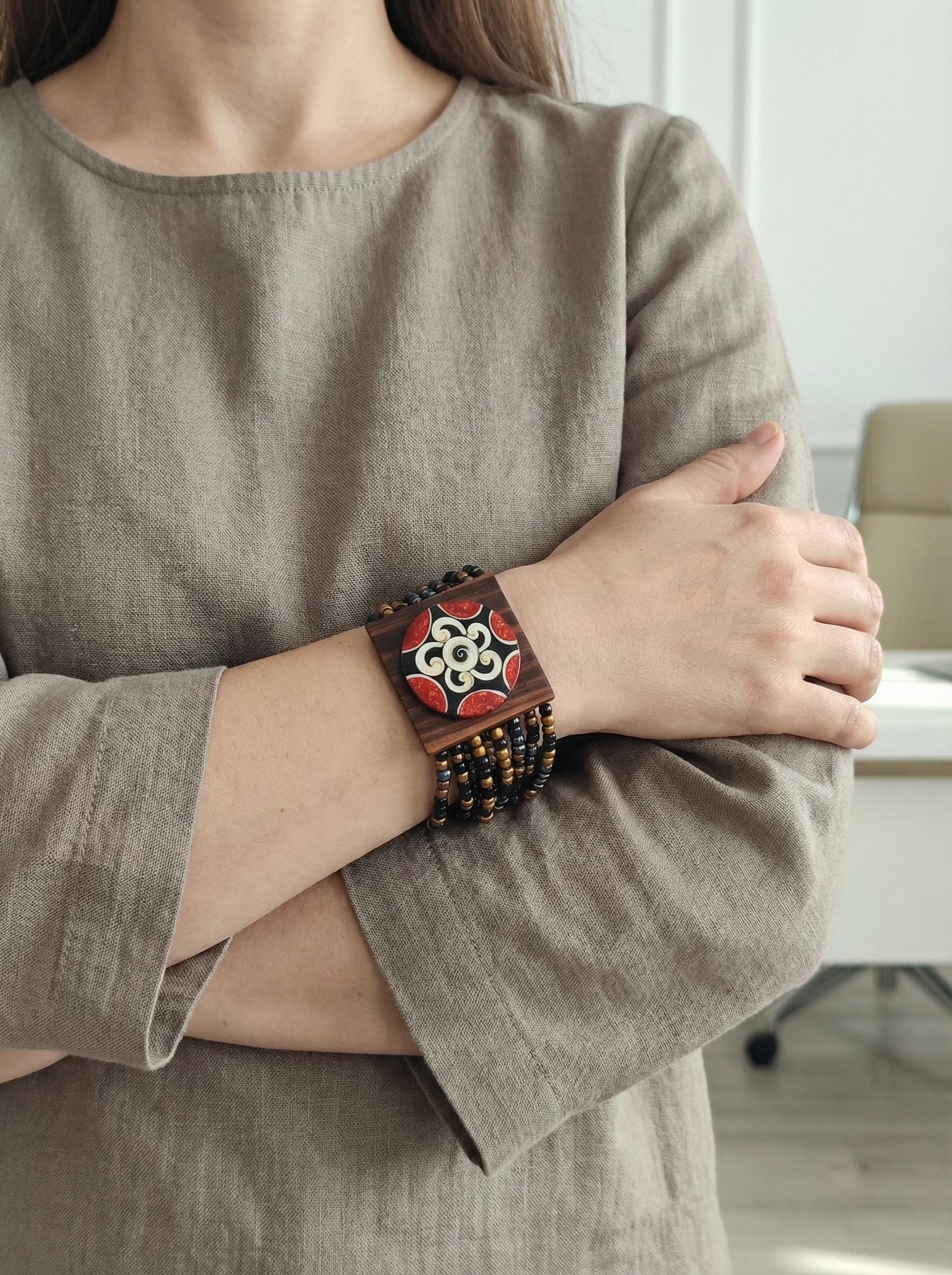 Bracciale a Fascia in Legno e Microperline Etniche - immagine 3