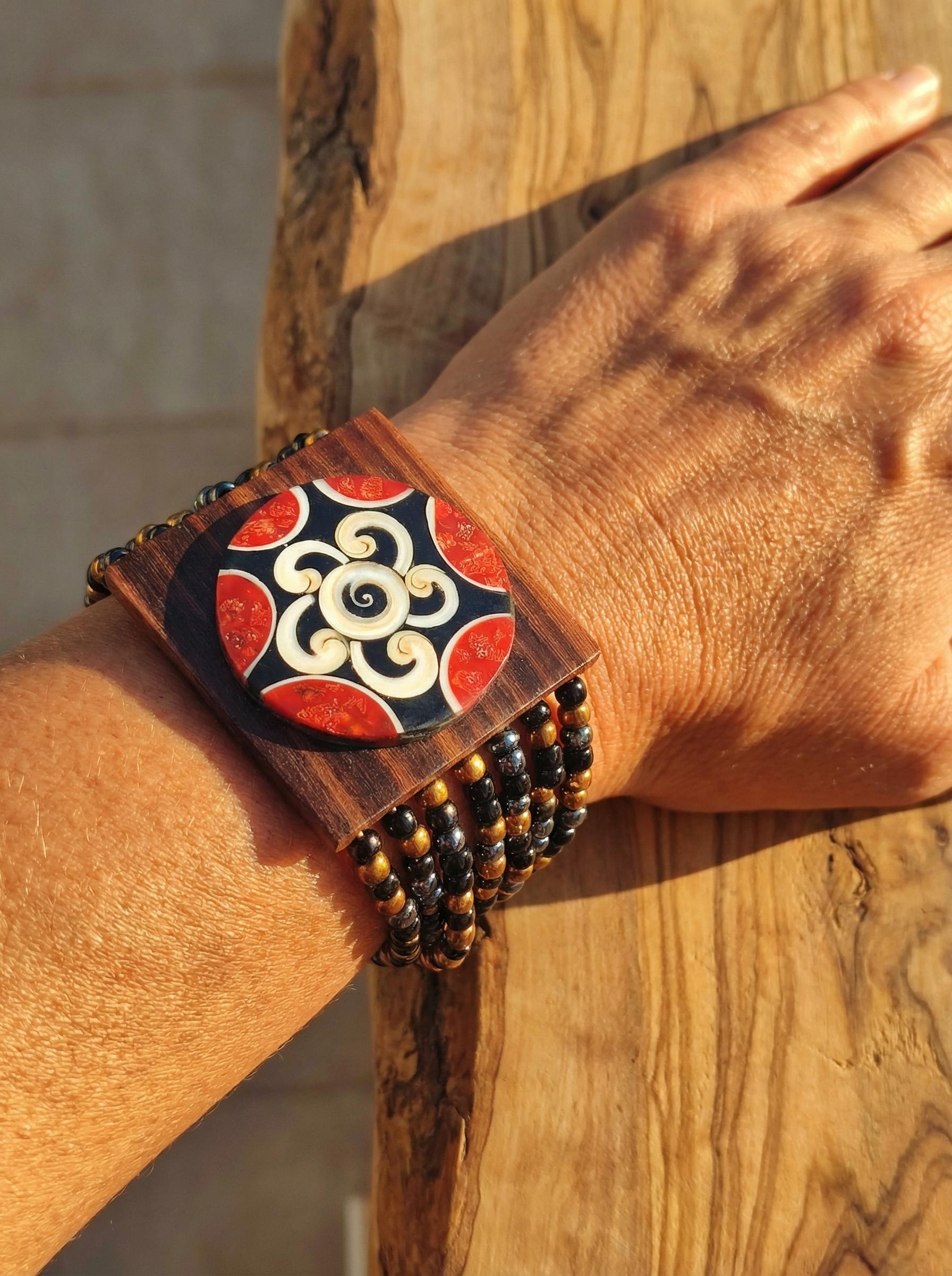 Bracciale a Fascia in Legno e Microperline Etniche - immagine 2