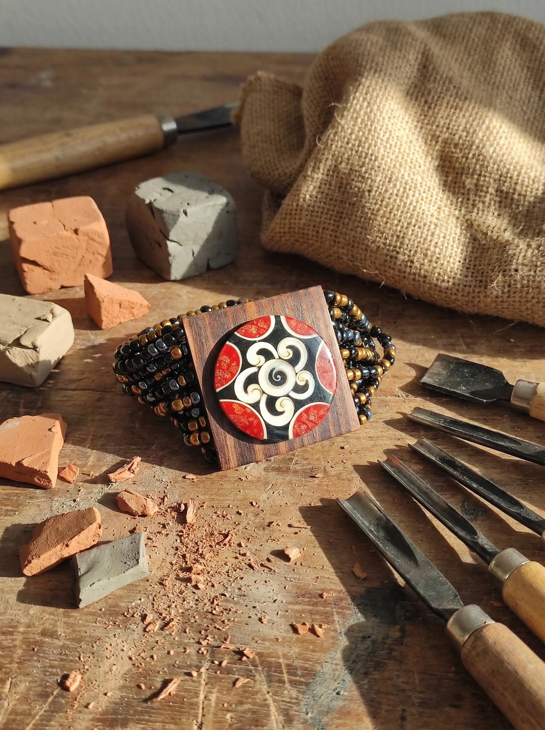 Bracciale a Fascia in Legno e Microperline Etniche - immagine 7