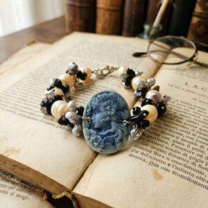 Bracciale in Perle Barocche e Onice con Cammeo Blu