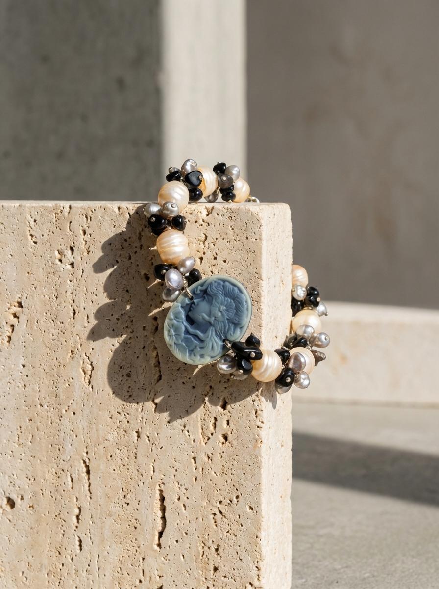 Bracciale in Perle Barocche e Onice con Cammeo Blu - immagine 3