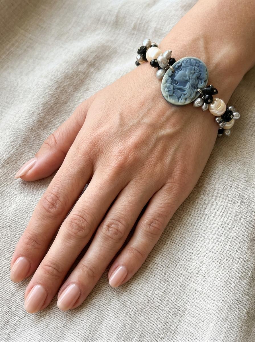 Bracciale in Perle Barocche e Onice con Cammeo Blu - immagine 4