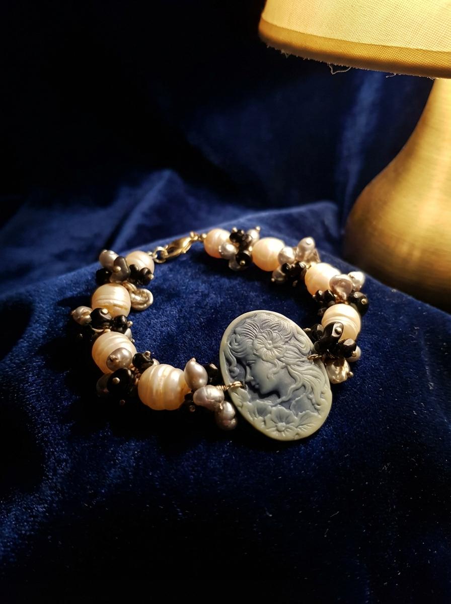 Bracciale in Perle Barocche e Onice con Cammeo Blu - immagine 5