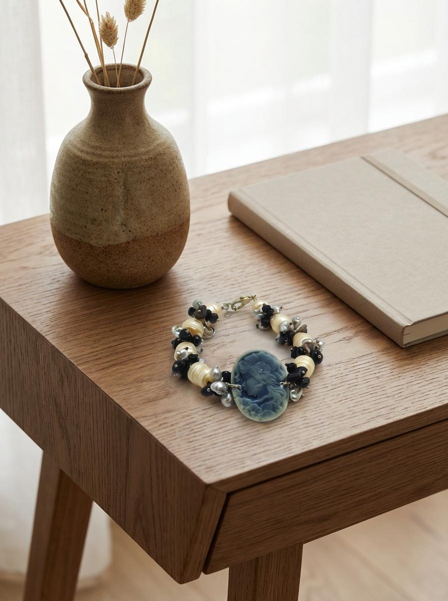 Bracciale in Perle Barocche e Onice con Cammeo Blu - immagine 6