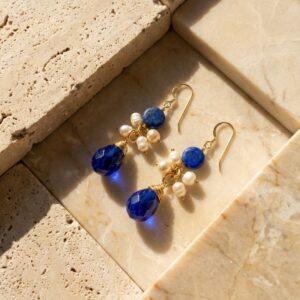 Orecchini Pendenti in Lapislazzuli, Perle Barocche e Cristallo Blu