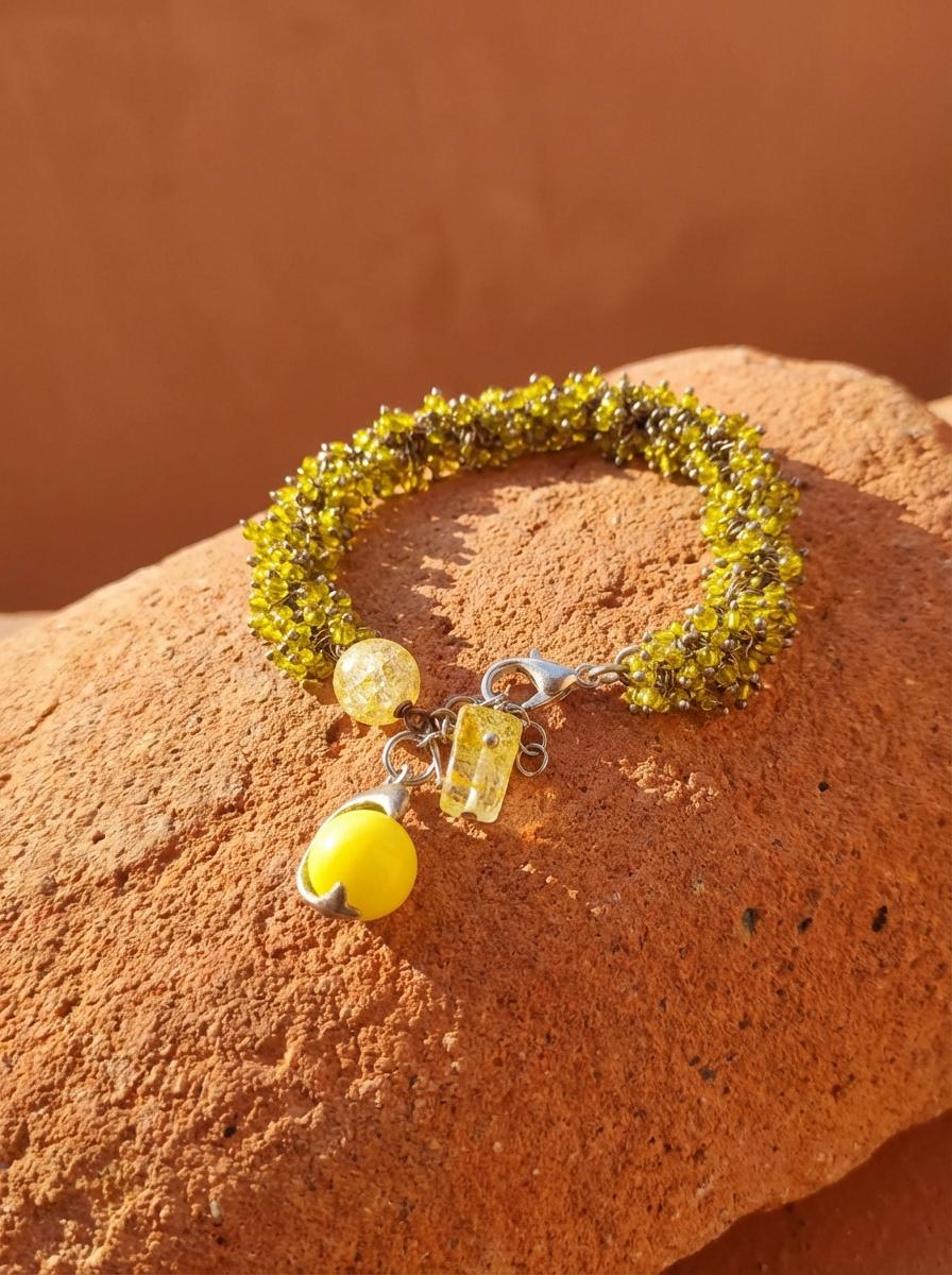 Bracciale Etnico con Agata Gialla e Intreccio di Perline - immagine 2
