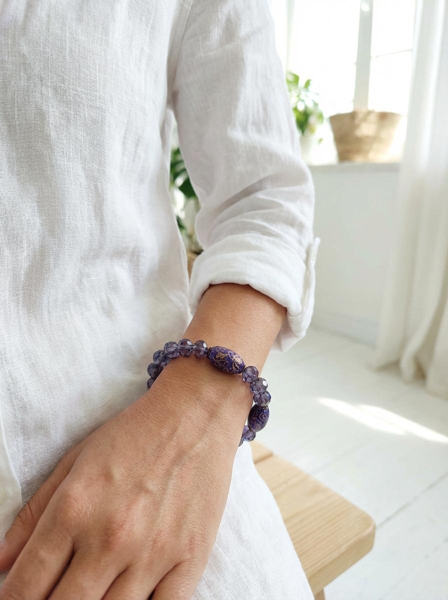Bracciale Elastico in Pietre Ametista e Cristalli con Decori Oro - immagine 3