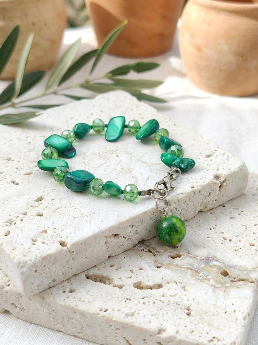 Bracciale Madreperla Verde e Cristalli Luminosi con Ciondolo - immagine 2