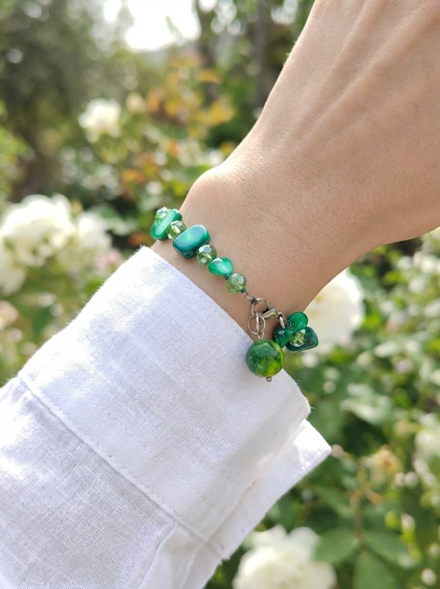 Bracciale Madreperla Verde e Cristalli Luminosi con Ciondolo - immagine 3