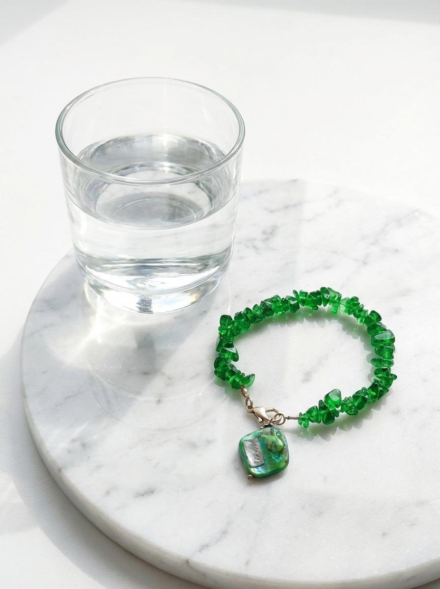 Bracciale in Pietre Naturali Verde Smeraldo con Ciondolo Madreperla - immagine 2