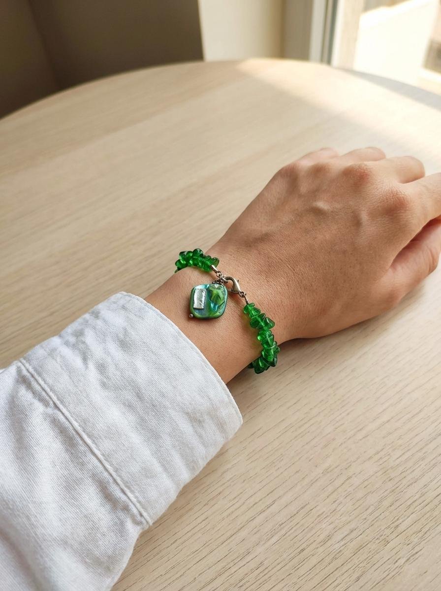 Bracciale in Pietre Naturali Verde Smeraldo con Ciondolo Madreperla - immagine 3