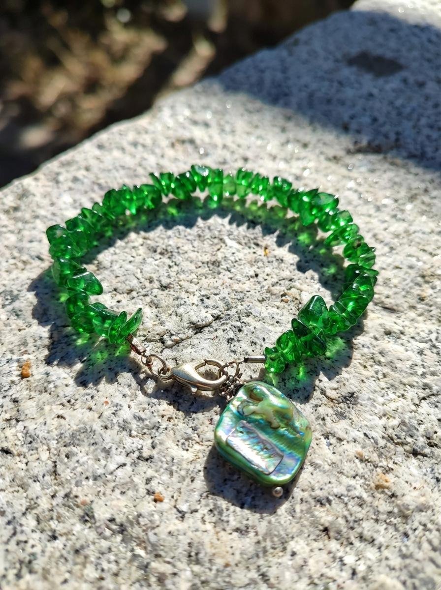 Bracciale in Pietre Naturali Verde Smeraldo con Ciondolo Madreperla - immagine 4