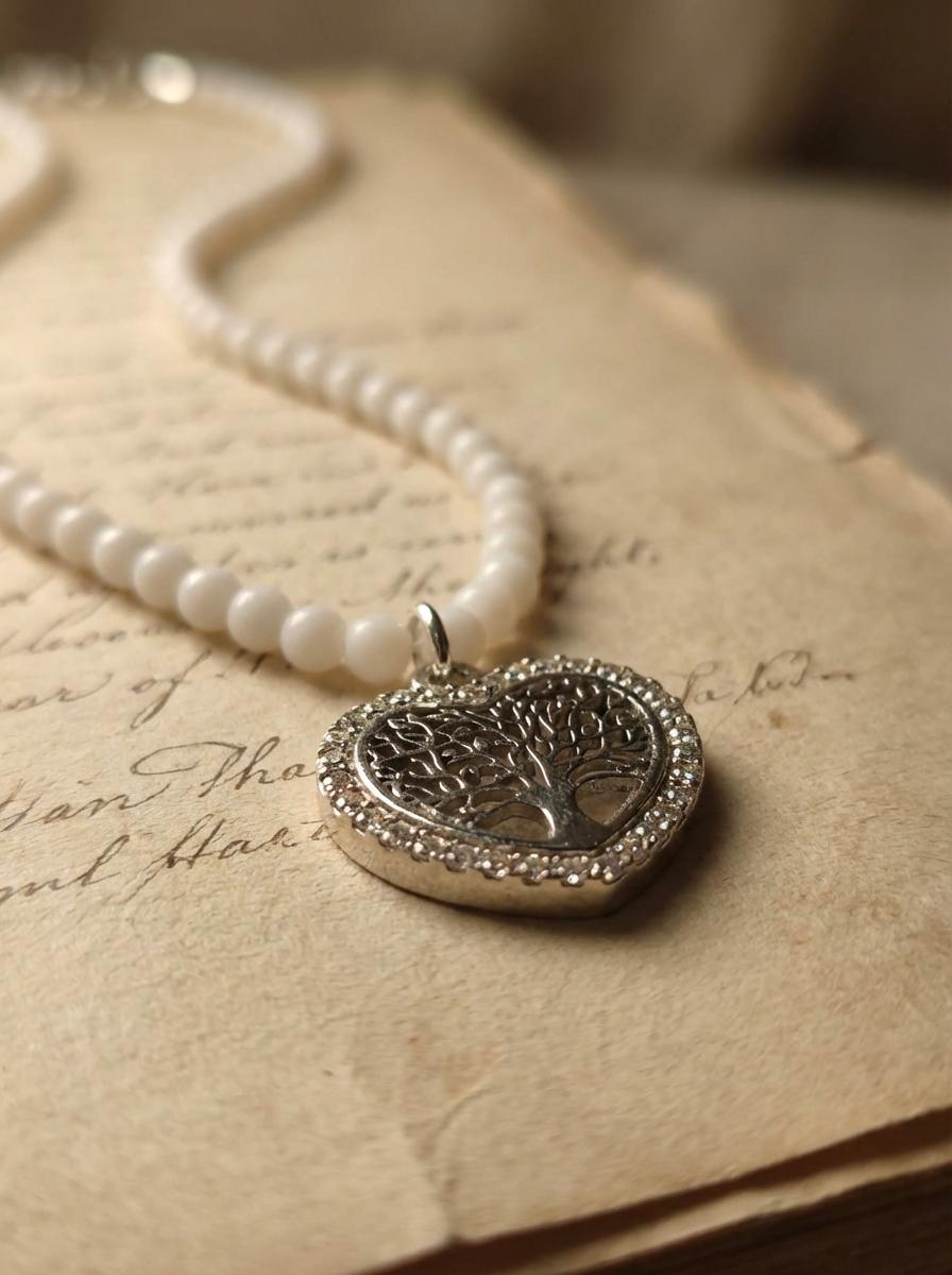 Collana Girocollo in Agata Bianca con Ciondolo Albero della Vita - immagine 4