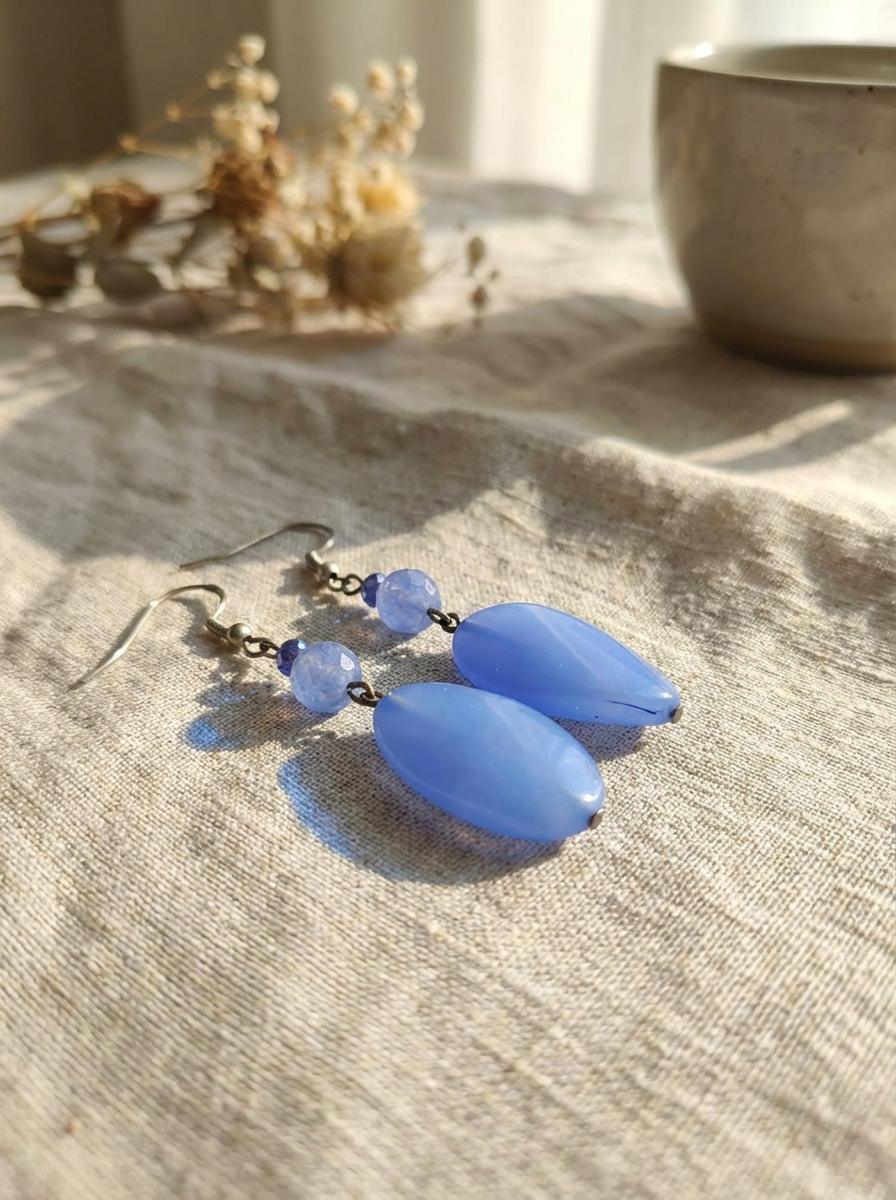 Orecchini Pendenti in Agata Blu e Goccia in Resina - immagine 4