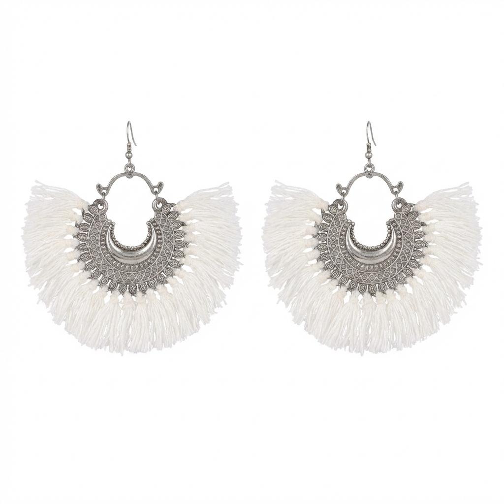 Orecchini Boho Chic con Frange Bianche e Metallo Argentato