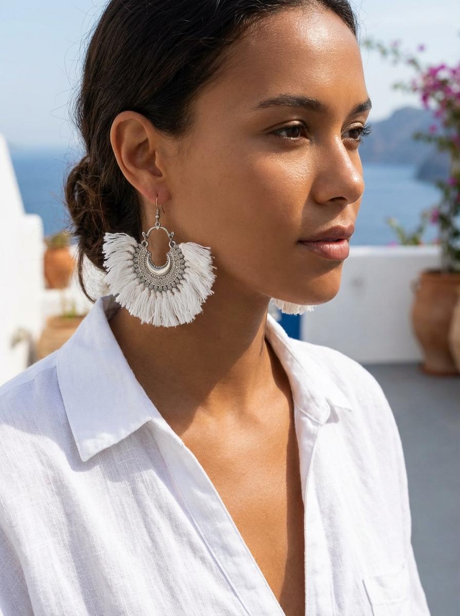 Orecchini Boho Chic con Frange Bianche e Metallo Argentato - immagine 2