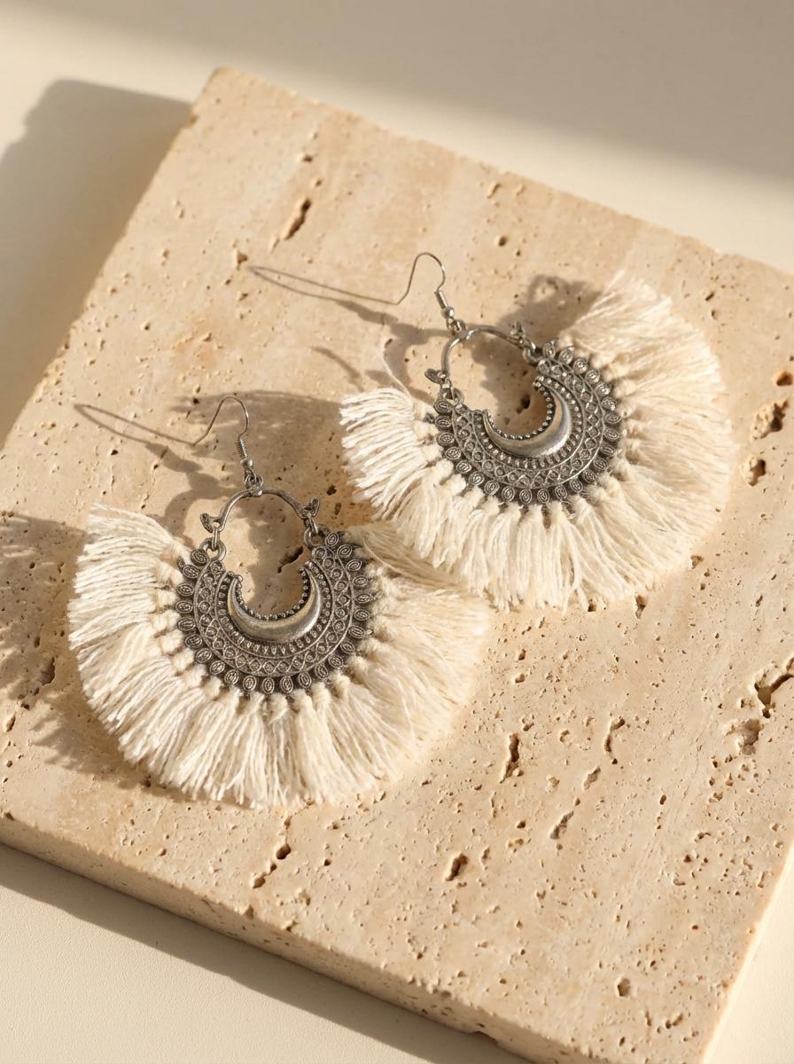 Orecchini Boho Chic con Frange Bianche e Metallo Argentato - immagine 3