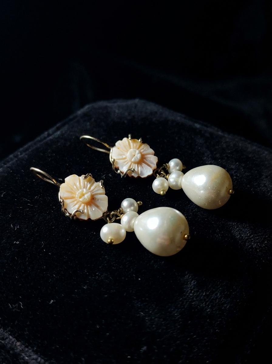 Orecchini Pendenti in Cammeo Sardonico Originale e Goccia Madreperla - immagine 4