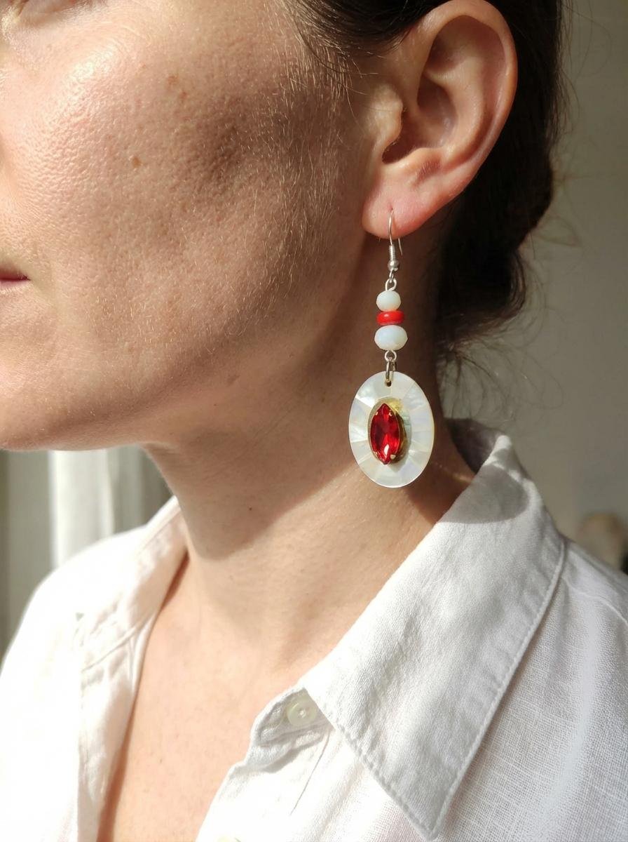 Orecchini Pendenti in Madreperla e Cristallo Rosso - immagine 3