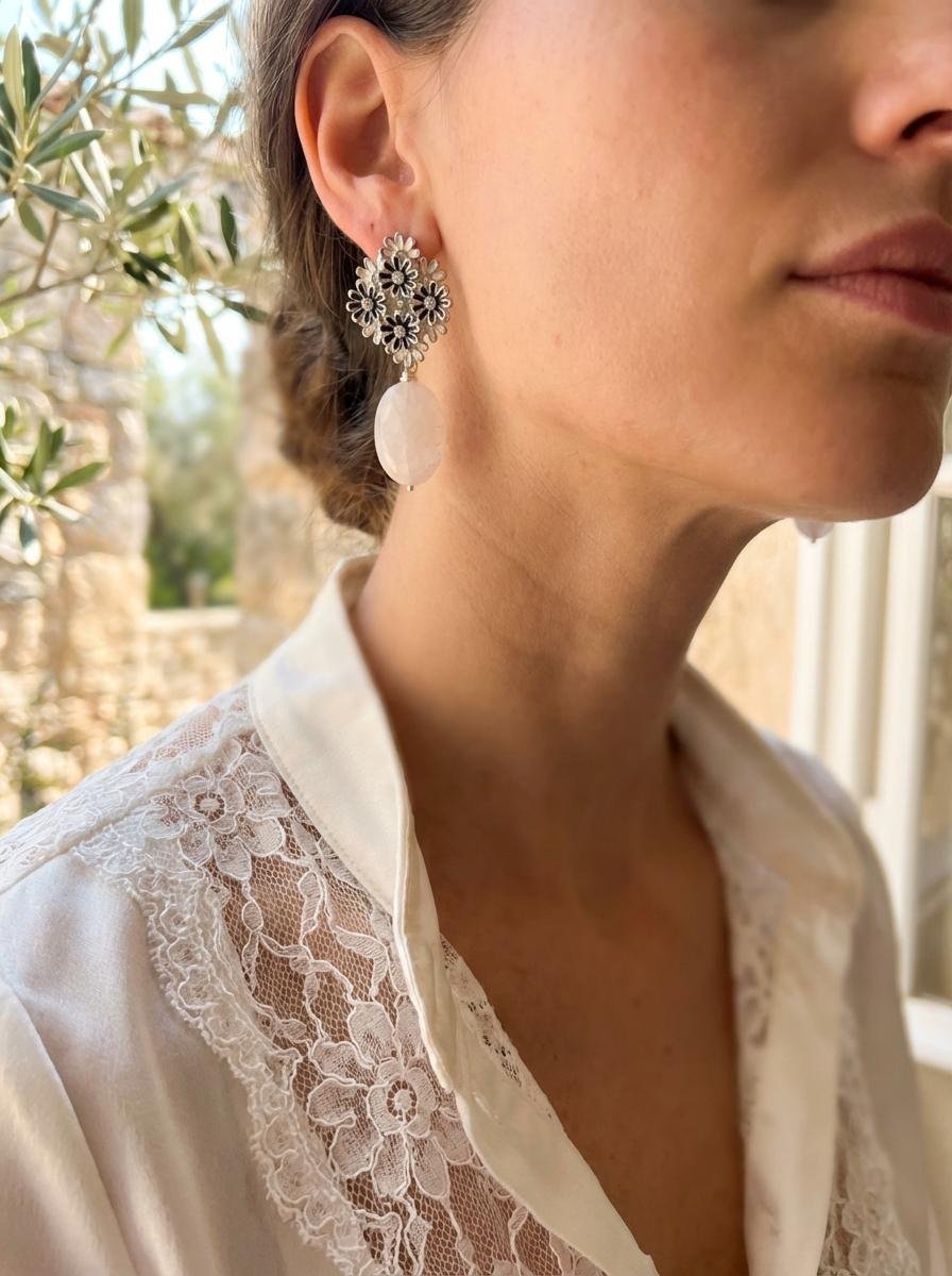 Orecchini Pendenti in Pietra di Luna e Bouquet Floreale - immagine 2