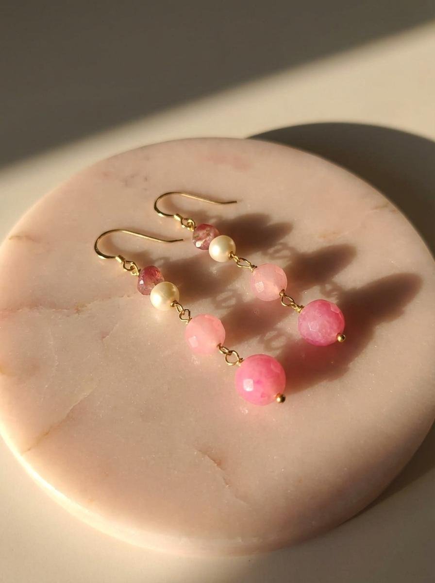 Orecchini Pendenti in Quarzo Rosa e Pietre Naturali Fucsia - immagine 4